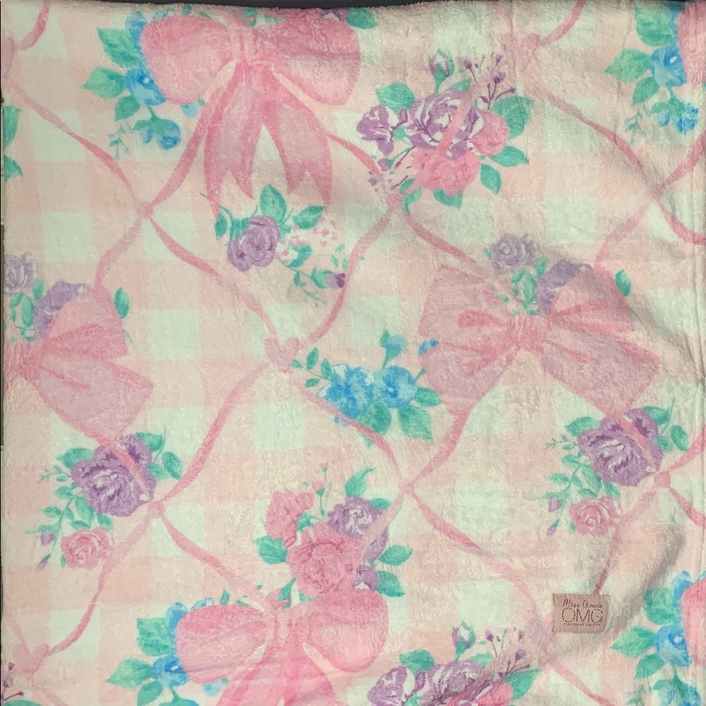 OMG accessories throw, NWT